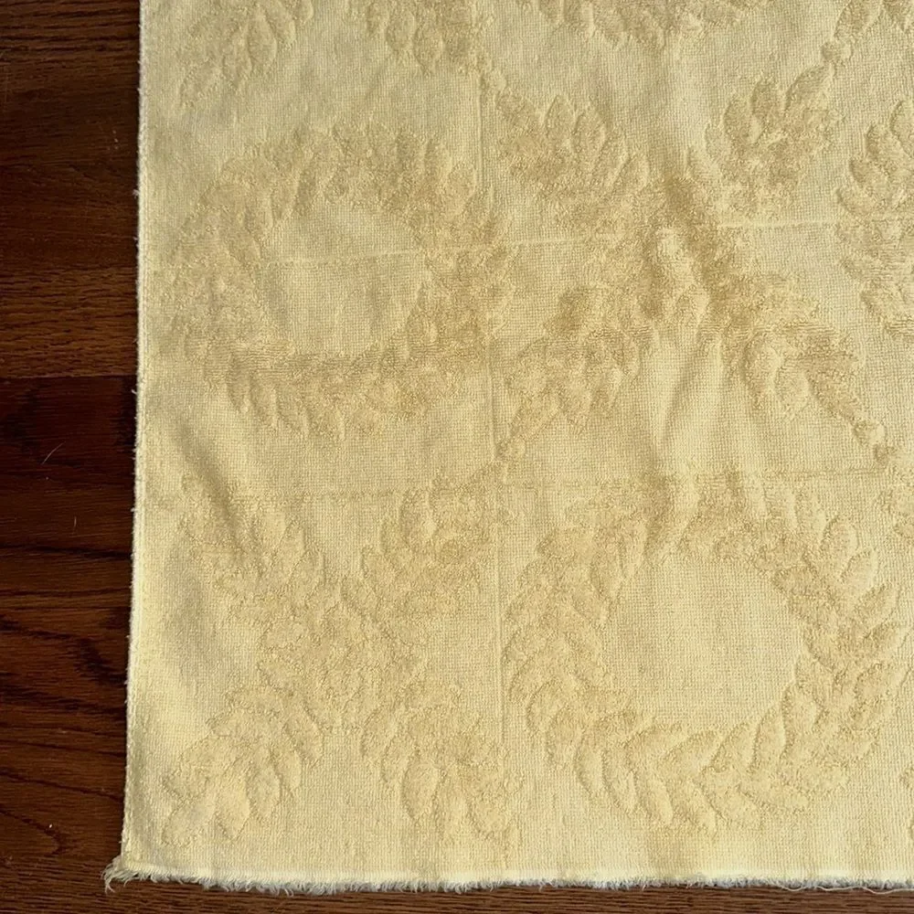 Vintage mid century yellow bath towel with raised wreath &‎ leaf design